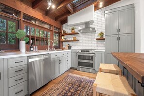 Wasserkocher mit Kaffee-/Teezubehör, Kühlschrank, Mikrowelle, Ofen