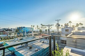 A rooftop view with a clear sky, power lines, and palm trees. - High Tide | Modern Design, Venice Energy (Los Angeles)