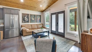 Ein modernes Wohnzimmer mit einer Couch, einem Couchtisch und Kunstwerken an der Wand.