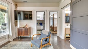 Un interior moderno con una zona de estar, un televisor y una kitchenette.