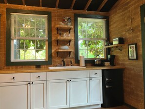 Private kitchen - ‘Sweet Dreams' Cozy Cottage in Downtown Winchester (Winchester)