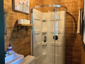 Bathroom - ‘Sweet Dreams' Cozy Cottage in Downtown Winchester (Winchester)