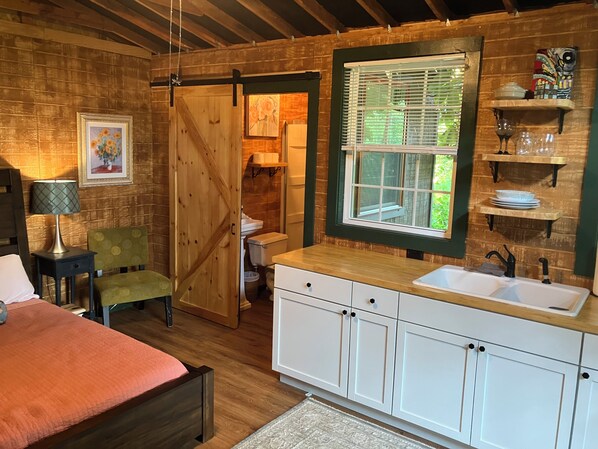 Room - ‘Sweet Dreams' Cozy Cottage in Downtown Winchester (Winchester)
