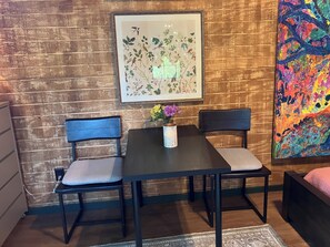 Dining - ‘Sweet Dreams' Cozy Cottage in Downtown Winchester (Winchester)