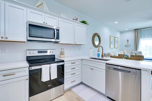 Private kitchen - Walk to Beach! Waterfront Hudson Townhome (Hudson)