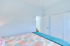 Room - Walk to Beach! Waterfront Hudson Townhome (Hudson)