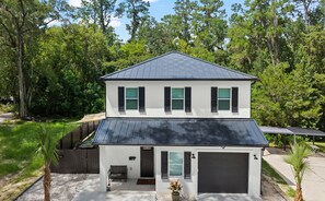 Exterior - New Build 5Bed 6Bath Gator Hideaway 8 Blks to Swamp, Main House + Guest House (Gainesville)
