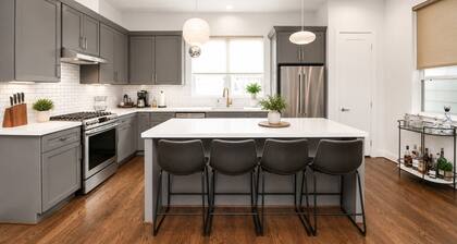 Rooftop Overlooking Downtown~In-Law Suite~Location