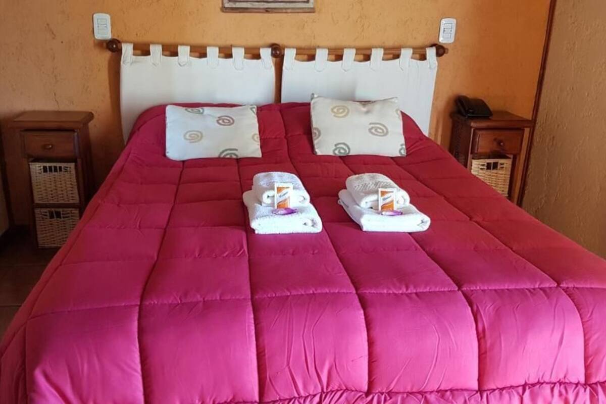 Habitación con 1 cama matrimonial o 2 individuales, vista al lago | Escritorio 