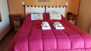 Habitación con 1 cama matrimonial o 2 individuales, vista al lago | Escritorio 