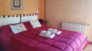 Habitación con 1 cama matrimonial o 2 individuales, vista al lago | Escritorio 