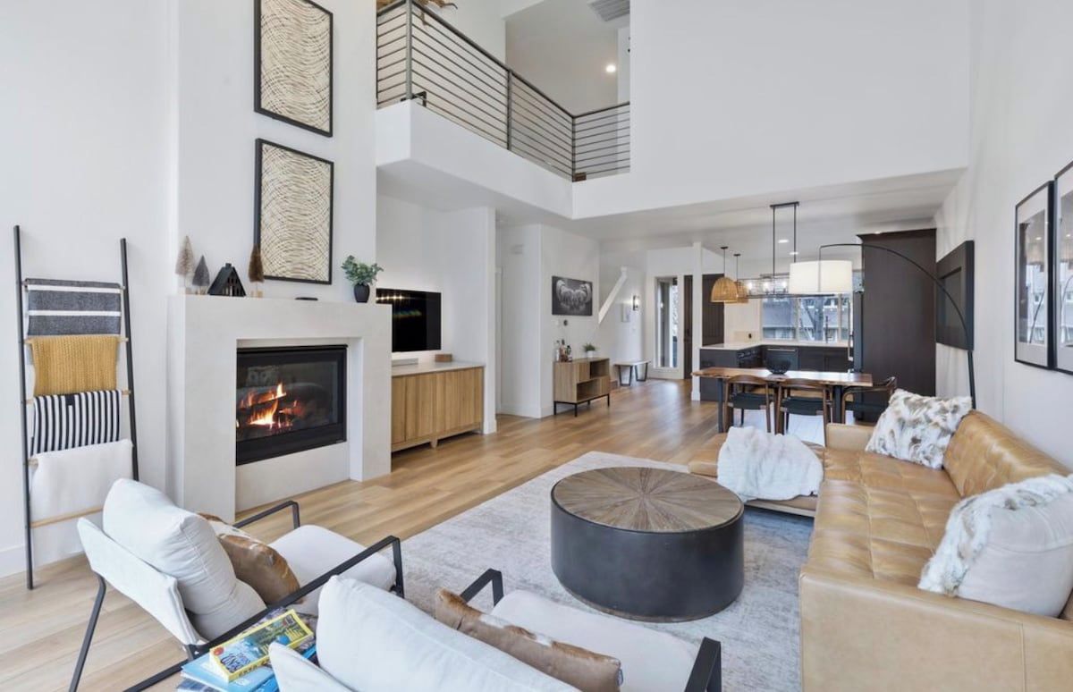 Smart TV, fireplace
