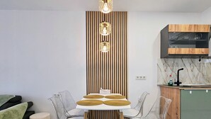 Eine moderne Küche mit einem Einbauofen, einem Holzschrank und einer Marmor-Spritzschutzleiste.