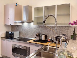 A modern kitchen with stainless steel appliances, a built-in oven, a microwave, and a coffee maker. - Vatican Best Suite: 3-Bathroom Suite | Early Check-in | Free Luggage (Roma)