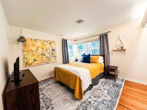 The Cozy Cherokee - w/ King Bed