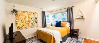 The Cozy Cherokee - w/ King Bed