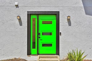 A bright green door with a black frame, two small windows, and a doorbell. - Welcoming 2BR/2BA Get Away-Walk to St. Aug (St. Augustine)