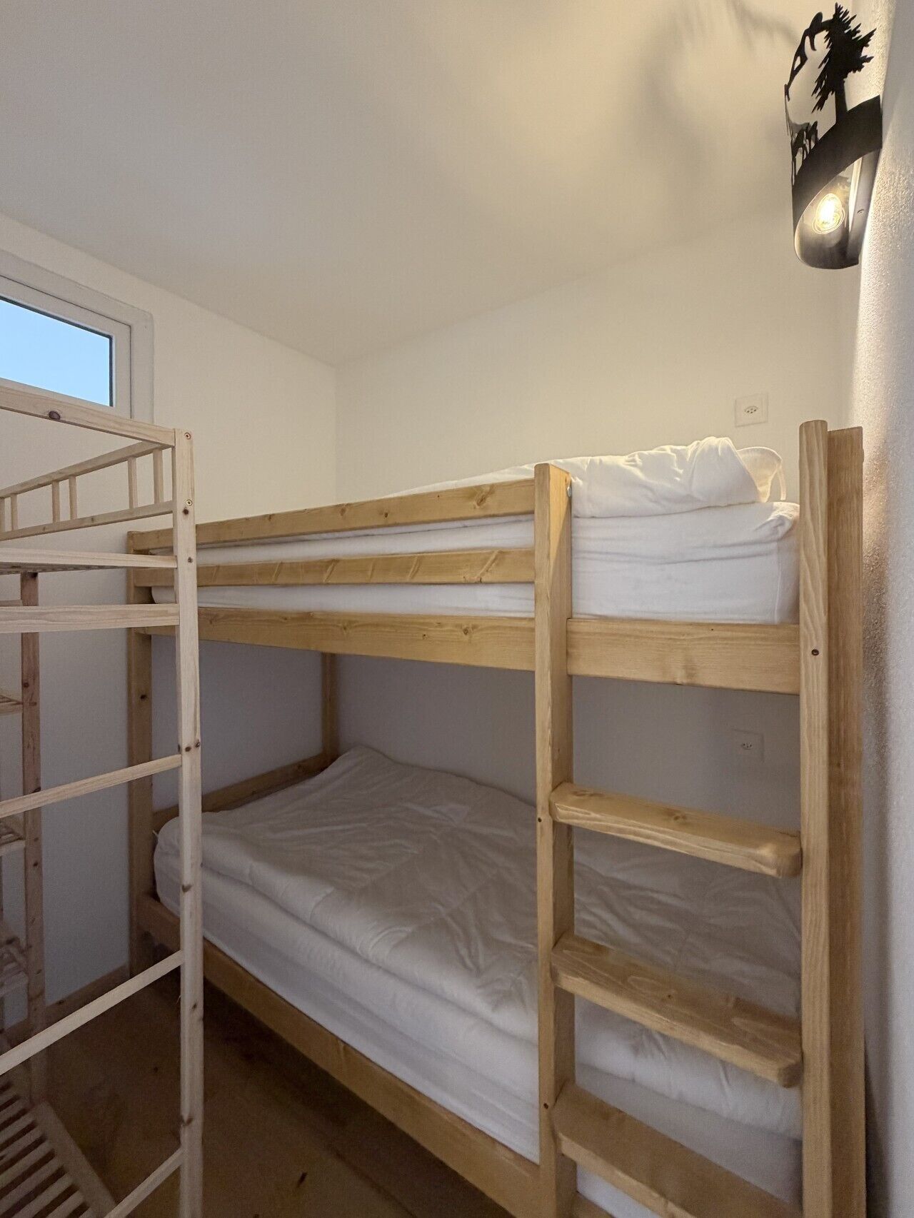 Escritorio, tabla de planchar con plancha, wifi y ropa de cama 