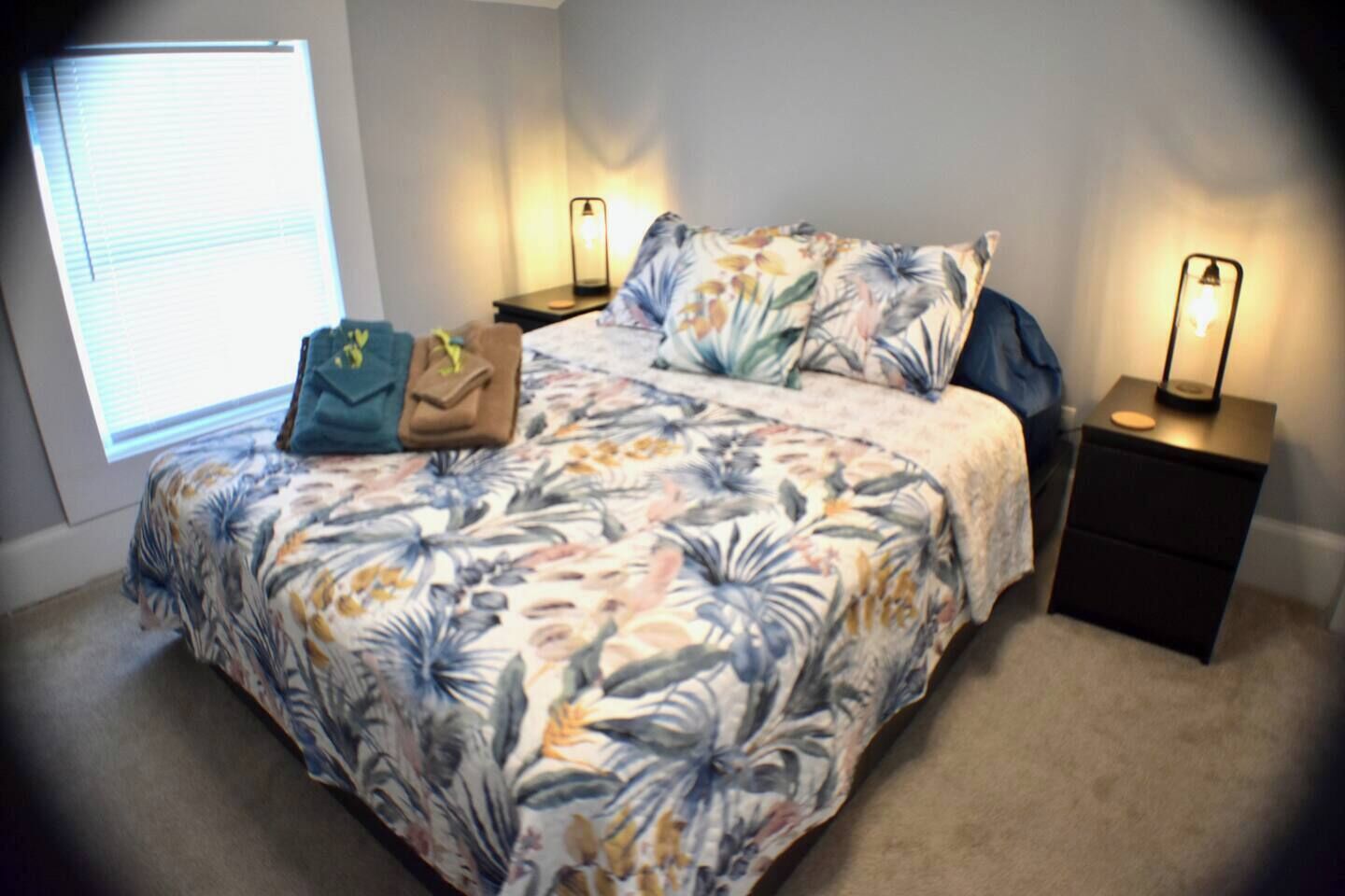 Desk, iron/ironing board, WiFi, bed sheets
