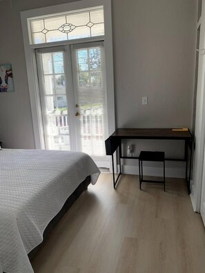 Une chambre à coucher avec un lit, un bureau et une chaise.