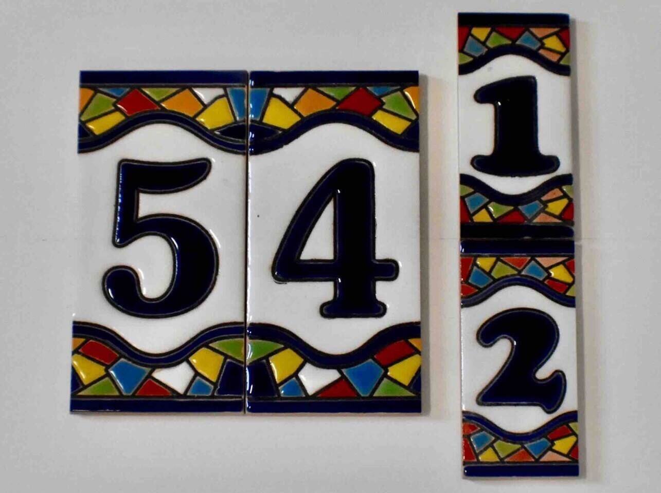 Un ensemble de carreaux décoratifs portant les chiffres 54 et 1/2.
