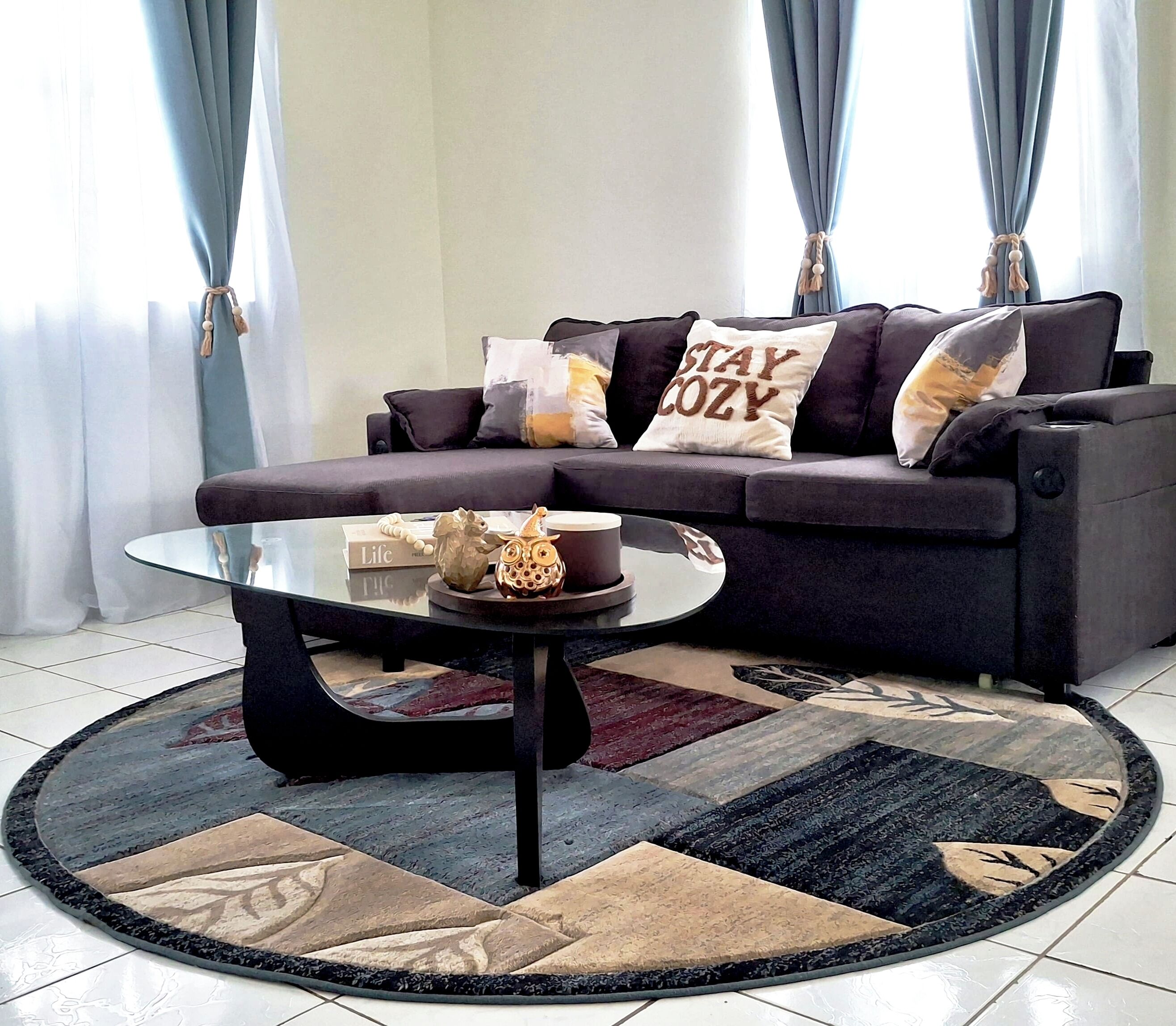 Un salon avec un canapé, une table basse et un tapis.