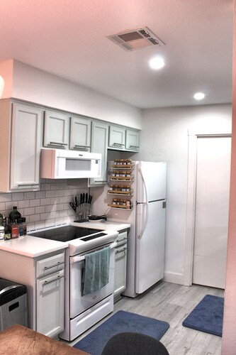 Cozy 2-bedroom condo close to Domain, UT Austin and Zilker Park