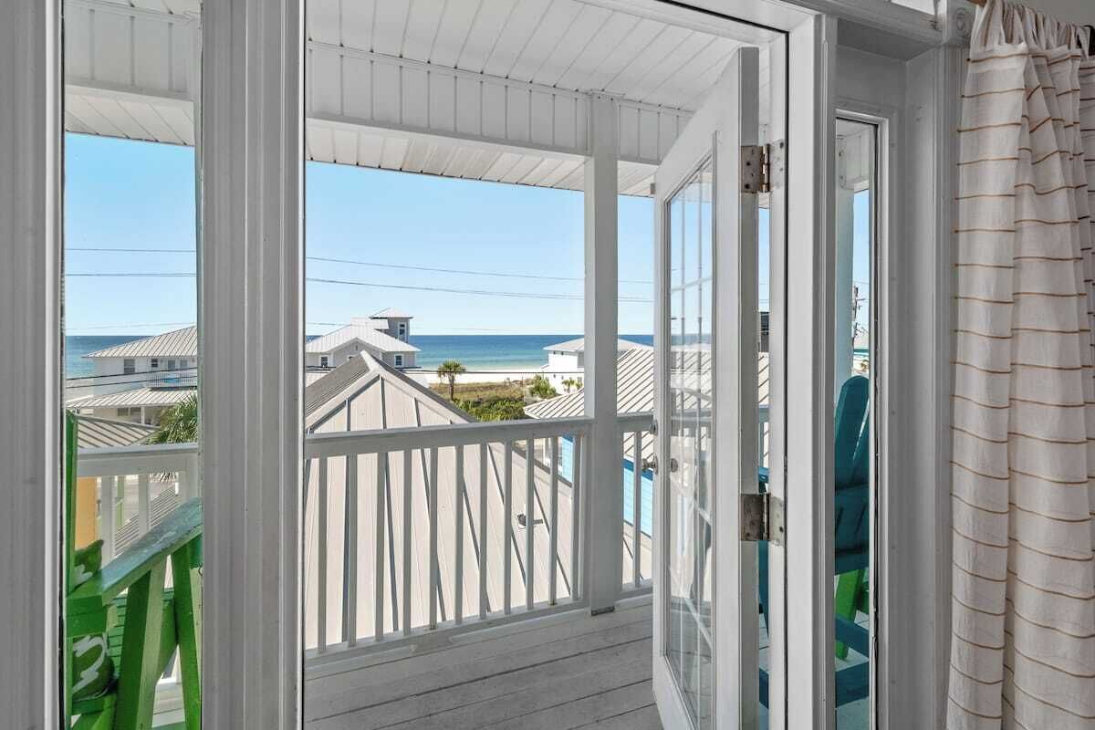 Vista desde una habitación con balcón que da a una playa y al océano.
