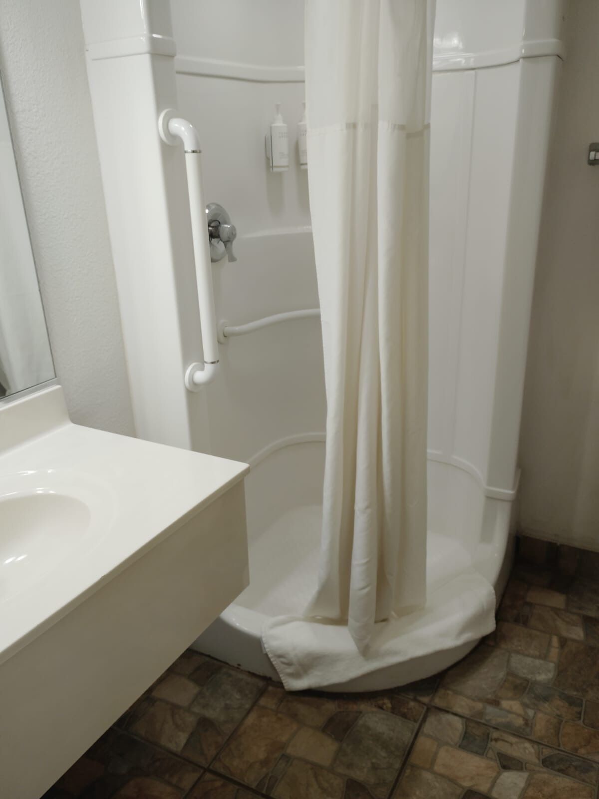 Douche, serviettes fournies, savon, shampoing