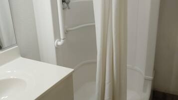 Douche, serviettes fournies, savon, shampoing