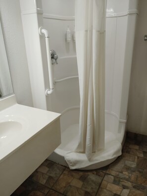 Shower, towels, soap, shampoo - Travel Inn (Raton)