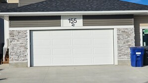 Eine Garage mit einer Steinauffahrt und einem Schild mit der Aufschrift 155.