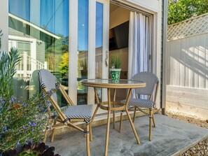 Outdoor dining - Serene and Inviting SLO Getaway, Steps to Downtown San Luis Obispo (San Luis Obispo)