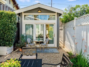 Outdoor dining - Serene and Inviting SLO Getaway, Steps to Downtown San Luis Obispo (San Luis Obispo)