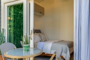 Desk, iron/ironing board, WiFi (surcharge), bed sheets - Serene and Inviting SLO Getaway, Steps to Downtown San Luis Obispo (San Luis Obispo)