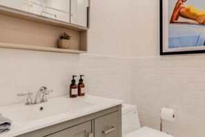 Shower, hair dryer, towels, soap - Serene and Inviting SLO Getaway, Steps to Downtown San Luis Obispo (San Luis Obispo)
