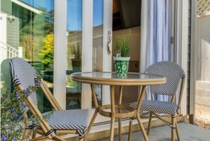 Outdoor dining - Serene and Inviting SLO Getaway, Steps to Downtown San Luis Obispo (San Luis Obispo)