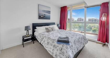 Luxury Oasis Condo Downtown| Blue Jays|Steps to CN Tower|2beds&2bath W/Parking