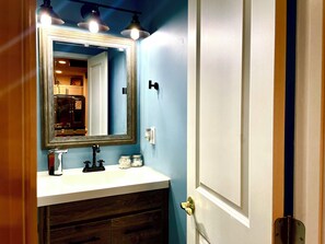 Shower, hair dryer, towels, soap - House of Gems Relax & Unwind Beautiful Atlanta Home for Families & Groups (Atlanta)