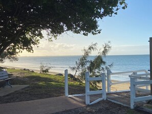 På stranden