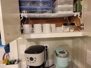 A kitchen with a microwave, toaster, and trash bin. - Charming 2 bedroom, 2 bath cottage in the mountains of Clayton, Georgia. (Clayton)
