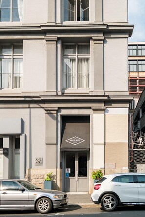 A building with a sign reading 'Wolroy House' and a number '37' on the door. - Central City 2bed With Mountain Views Skywood Loft (Cape Town)