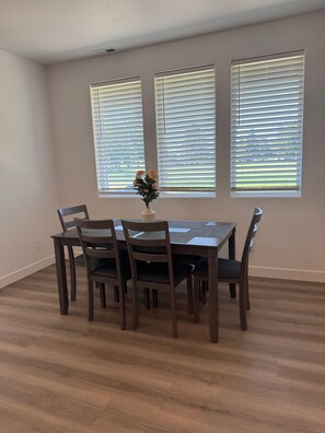 Unclassified image, 5 of 18, button - Golf Course View • 3BR/2BA W/King Bed (Umatilla)