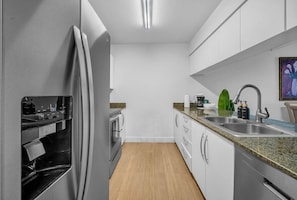 Coffee/tea maker, fridge, microwave, oven - Stylish Brickell Apartment • Sleeps 6•Free Parking (Miami)
