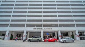 Un estacionamiento de varios pisos con un letrero que dice '1200 Brickell Bay Drive'.