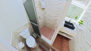 Douche, sèche-cheveux, serviettes fournies, papier toilette