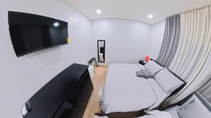 Tabla de planchar con plancha, wifi, ropa de cama