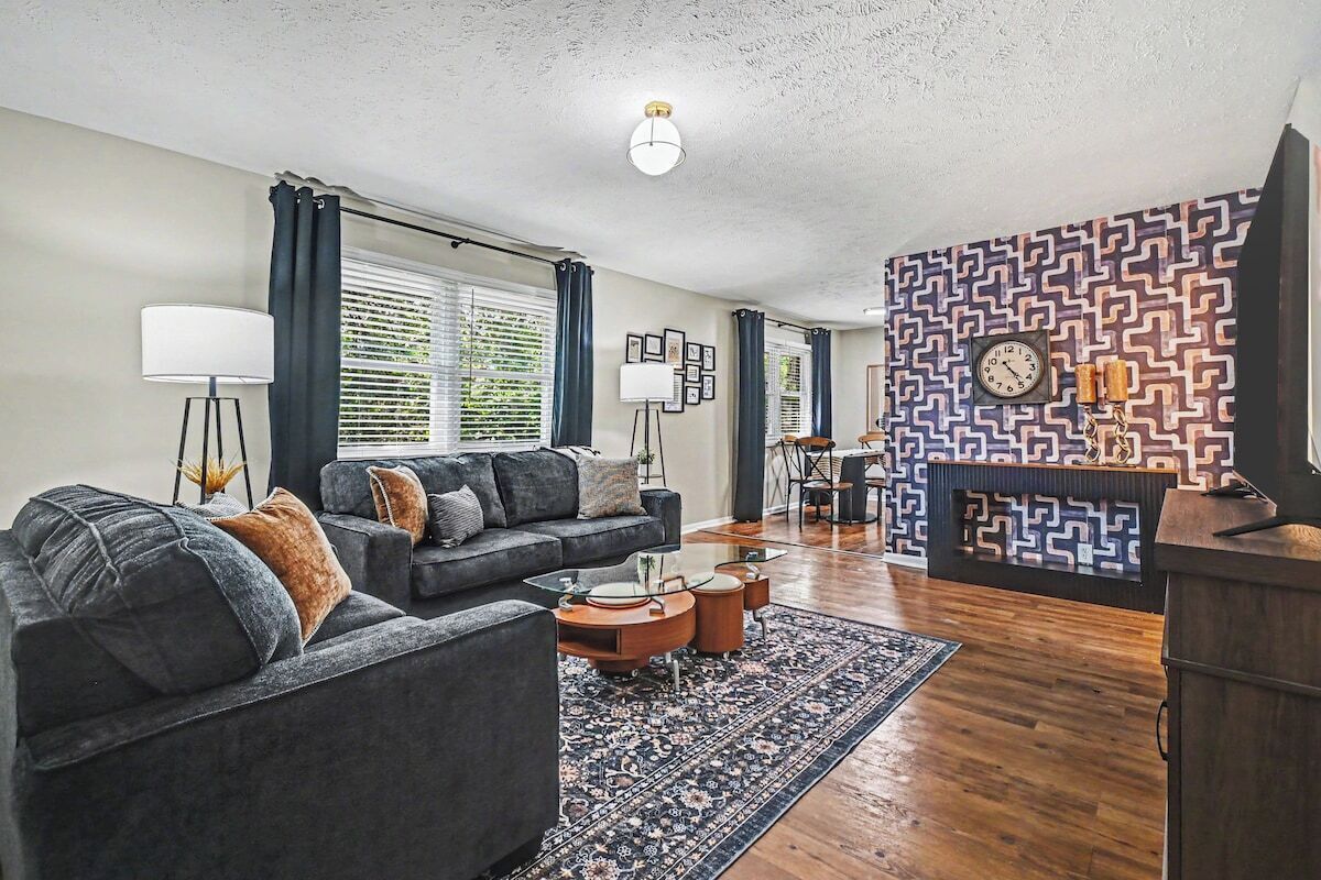 Ein Wohnzimmer mit Sofa, Couchtisch und einer Wand mit Muster.