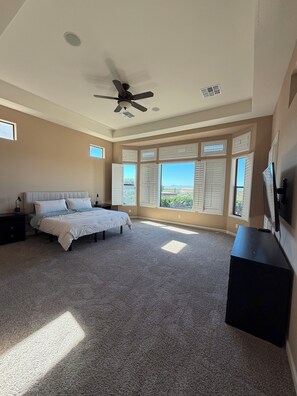 Room - Beautiful Sunsets over the Valley and the Green (Mesa)