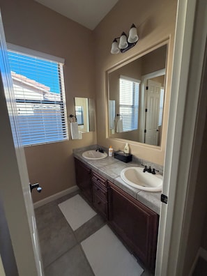 Bathroom - Beautiful Sunsets over the Valley and the Green (Mesa)